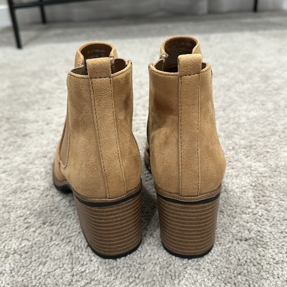 White Mountain Camal Brown Suede Chelsea Heeled Boots (8) - Picture 4 of 8